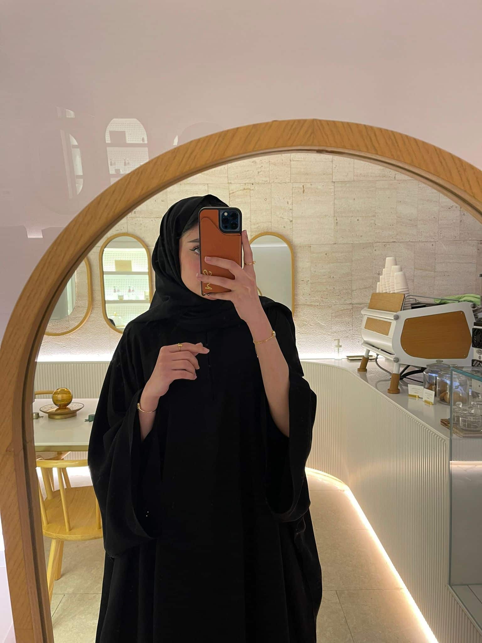 العبايه السادة خام كريب كوري + الملفع الثابت